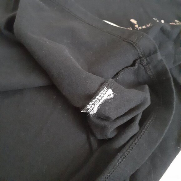 True Religion Women's Size Medium Black Bouquet Short Sleeve V Neck T-Shirt - Picture 7 of 7